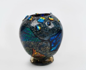 DON WREFROD&nbsp;"Faraday" Australian art glass vase, signed "Faraday, Don Wreford, '05", 10cm high