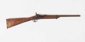 An antique percussion cap carbine with 1870 Tower mark and Queen Victoria crown, barn find relic condition, 19th century, 96cm long