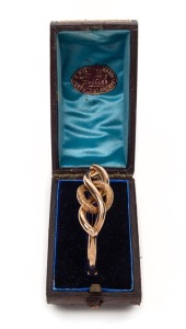 An Australian antique 9ct gold bangle in original plush fitted box retailed by "Frederick Riechelmann, Watchmaker & Jeweller, Sydney St, Mackay, Queensland", 19th century, ​​​​​​​6.5cm wide, 9.9 grams