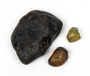 An impressive uncut Australian blue sapphire (2.3cm wide, 6.9 grams), together with two uncut Australian yellow sapphires, (3 items).