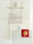 Papua New Guinea: 1975 100 Kina&nbsp;Michael Somare, gold; uncirculated in card of issue with accompanying letter. - 3