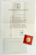 Papua New Guinea: 1975 100 Kina&nbsp;Michael Somare, gold; uncirculated in card of issue with accompanying letter. - 3