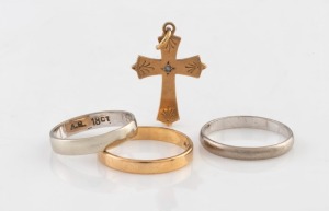 Two 18ct white gold wedding bands (4.2 grams), a 9ct yellow gold wedding band and a cross pendant (2.7 grams), (4 items), 6.9 grams total