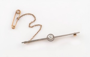 An antique 15ct gold and platinum bar brooch with solitaire diamond, circa 1910, 5.2cm, 3.8 grams.