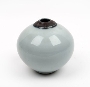 LES BLAKEBOROUGH Sturt Pottery vase, stamped with "L. B." with factory mark, 9cm high