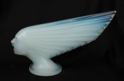 LALIQUE&nbsp;"VICTOIRE" French Art Deco opalescent glass car mascot, engraved "Lalique, France", 15cm high, 24cm long. - 3