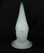 LALIQUE&nbsp;"VICTOIRE" French Art Deco opalescent glass car mascot, engraved "Lalique, France", 15cm high, 24cm long. - 4