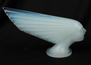 LALIQUE&nbsp;"VICTOIRE" French Art Deco opalescent glass car mascot, engraved "Lalique, France", 15cm high, 24cm long. - 5