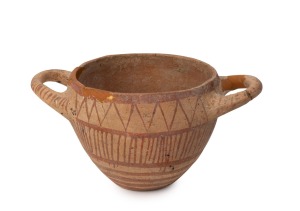 SKYPHOS ancient Corinthian terracotta wine cup with hand-painted finish, in relic condition, 6th/7th century B.C., 9.5cm high, 18.5cm across the handles.