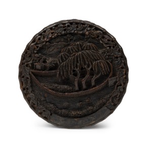 195 · "NAPOLEANS TOMB" fine quality antique Chinese export ware carved tortoise shell snuff box, 19th century, ​​​​​​​3cm high, 9cm diameter.