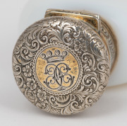 An antique English opaline glass scent bottle with sterling silver top by Thomas Mellish, engraved with crown and monogram crest, made in London, circa 1865, 9cm high - 3