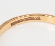 An antique 18ct gold and platinum ring, set with an impressive row of five graduated white diamonds, 19th/20th century, stamped "18ct & PLAT", ​​​​​​​2.6 grams. - 3