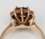 A vintage 9ct gold and garnet cluster ring, 20th century, stamped "9ct", ​​​​​​​3.9 grams. - 3