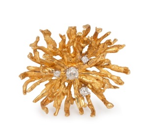 A vintage 18ct gold brooch, set with four brilliant cut white diamonds, 20th century, 4cm wide, 15.9 grams total