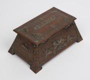 An Arts & Crafts hand-made copper cigarette box with cedar lining, early 20th century, ​​​​​​​11cm high, 25cm wide, 15cm deep. - 3