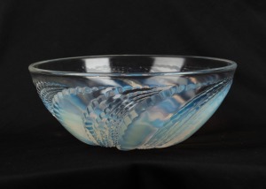 LALIQUE French Art Deco opalescent glass fruit bowl, signed "R. Lalique, France", 8cm high, 20cm diameter.