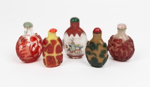 Five assorted Chinese Peking glass scent bottles, one with hand-painted interior, 19th/20th century, the largest 8cm high