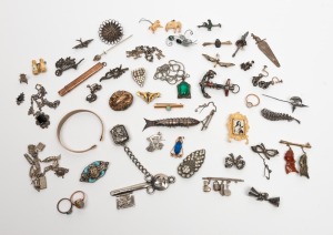 Assorted jewellery including silver and marcasite, two 9ct gold rings and a rose gold pencil, mixed age and condition, (qty)