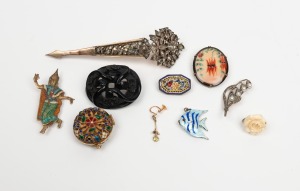 A Georgian old mine cut diamond hairpiece in rose gold and silver, antique jet brooch, and assorted jewellery, 19th/20th century, the hairpiece 13cm long