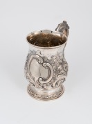 An antique English sterling silver pint tankard with floral repousse decoration, made in London, circa 1863, ​​​​​​​15cm high, 372 grams - 2