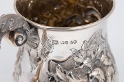 An antique English sterling silver pint tankard with floral repousse decoration, made in London, circa 1863, ​​​​​​​15cm high, 372 grams - 3