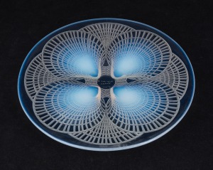 LALIQUE "Coquilles" opalescent French art glass platter, engraved "R. Lalique, France", 26.5cm diameter