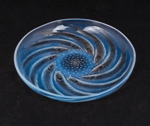 LALIQUE "Poissons" French opalescent art glass platter, impressed "R. Lalique", 4cm high, 25cm diameter