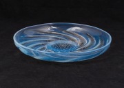 LALIQUE "Poissons" French opalescent art glass platter, impressed "R. Lalique", 4cm high, 25cm diameter - 2
