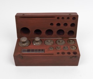 Vintage weights in fitted timber case (incomplete), 19th/20th century, 10 grams to 1kg, ​​​​​​​the case 26cm wide.