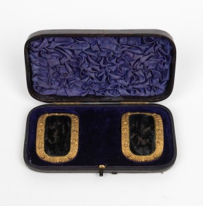 A pair of Georgian shoe buckles in original plush box, 18th/19th century, the box15.5cm wide.