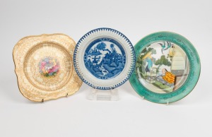 An 18th century English blue and white porcelain cabinet plate with pierced border; together with an antique Royal Doulton cabinet plate with Chinese scene and a Royal Worcester cabinet plate with gilt decoration and hand-painted floral vignette, (3 items), the blue and white 19.5cm diameter