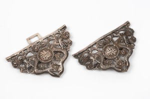 32 · WANG HING Chinese export silver belt buckle, stamped "W. H. '90", 19th/20th century, ​​​​​​​10cm wide, 46 grams