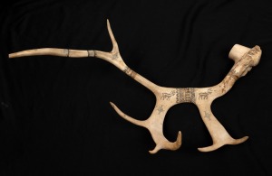 An antique Scandinavian elk horn pipe with scrimshaw engraved decoration, 19th/20th century, 48cm wide
