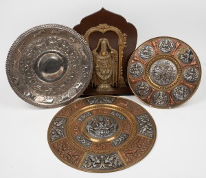 Assorted wall plaques and serving tray in brass, copper, silver and silver plate, (4 items), the largest 39cm diameter