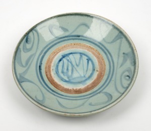 An antique Chinese porcelain bowl, Qing Dynasty, 18th/19th century, 29.5cm diameter