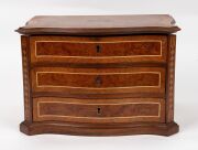 An antique French kingwood and amboyna miniature jewellery chest with lift top and compartments, serpentine front with string inlay and marquetry decoration, 19th century, 22cm high, 33cm wide, 23cm deep. - 2