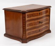 An antique French kingwood and amboyna miniature jewellery chest with lift top and compartments, serpentine front with string inlay and marquetry decoration, 19th century, 22cm high, 33cm wide, 23cm deep. - 3
