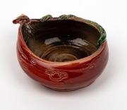 MARGUERITE MAHOOD red glazed pottery bowl with applied green dragon decoration, incised "Marguerite Mahood", 5cm high, 12cm wide - 4