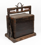 An antique Chinese stackable wedding trunk with iron fittings, 19th/20th century, 65cm high, 52cm wide, 36cm deep - 2