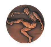 HAWTHORN 1986 PREMIERSHIP: Bronze&nbsp;premiership medal by Andor Meszaros (who also designed the 1956 Melbourne Olympics medals), with image of footballer to the obverse, and reverse showing the names of players in their positions, surrounded by text 'Victori