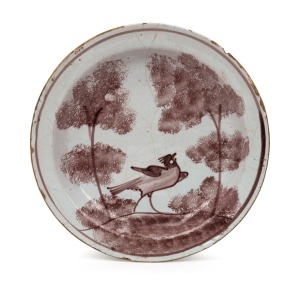 An antique English tin glazed earthenware plate with hand-painted pheasant decoration, 17th/18th century, 19cm diameter.