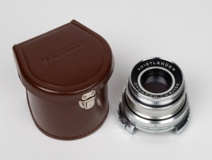 VOIGTL&Auml;NDER: Dynaron 100mm f4.5 lens for Prominent, with Voigtl&auml;nder leather case and rear cap.