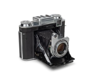 ZEISS IKON: Super Ikonta II 533/16 folding rangefinder camera [#A40206] with Zeiss Opton Tessar 80mm f2.8 lens [#1113829] and Zeiss Ikon leather case, c. 1950s.