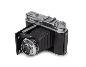VOIGTL&Auml;NDER: Perkeo E folding rangefinder camera with Color-Skopar 80mm f3.5 lens [#3730242], Prontor-SVS shutter, and Voigtl&auml;nder leather case, c. 1955.
