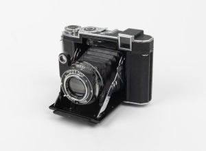 ZEISS IKON: Super Ikonta (B) 532/16 folding rangefinder camera with Carl Zeiss Jena Tessar 80mm f2.8 lens [#2034007], Compur Rapid shutter, and Zeiss Ikon leather case, c. 1947.