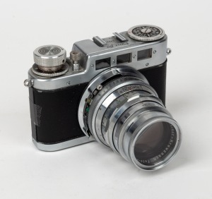 VOSS: Diax IIa rangefinder camera [#87639] with Schneider-Kreuznach Tele-Xenar 90mm f3.5 lens [#3561903], 1x lens filter, and Diax leather case, c. 1955.