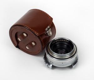 VOIGTL&Auml;NDER: Skoparon 35mm f3.5 lens [#3804589] with Voigtl&auml;nder leather case, Prominent mount.