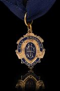 THE 1981 BROWNLOW MEDAL, 9ct gold, blue enamel, engraved verso 'Barry James Round 1981'.