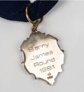 THE 1981 BROWNLOW MEDAL, 9ct gold, blue enamel, engraved verso 'Barry James Round 1981'. - 5
