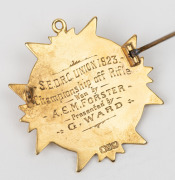 SHOOTING: RIFLE CLUB AWARD:an award fob (with badge-pin fixture) in gold (9ct, 10.0g) with attractive rifles and target to obverse; engraved verso "S.E.D.R.C. UNION 1923 - Championship of Rifle - Won by A.E.M. FORSTER - Presented by G. WARD." Mr Alfred E - 2